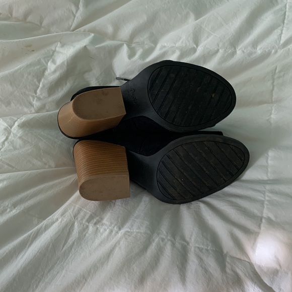 Summer Nights Cut Out Laced Up Block Heel Sandals - Picture 3 of 3